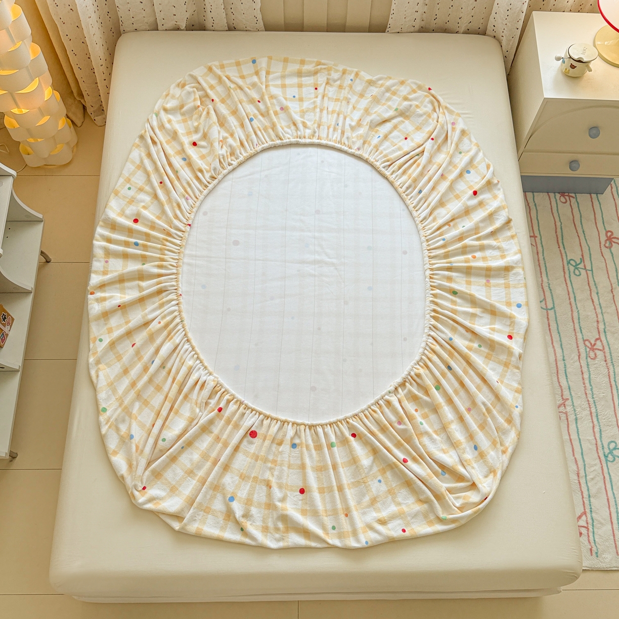 91家纺网 家纺一手货源 找家纺 丽美人 2025新款高克重印花牛奶绒无印风床笠款（A类母婴级面料） 波点黄格