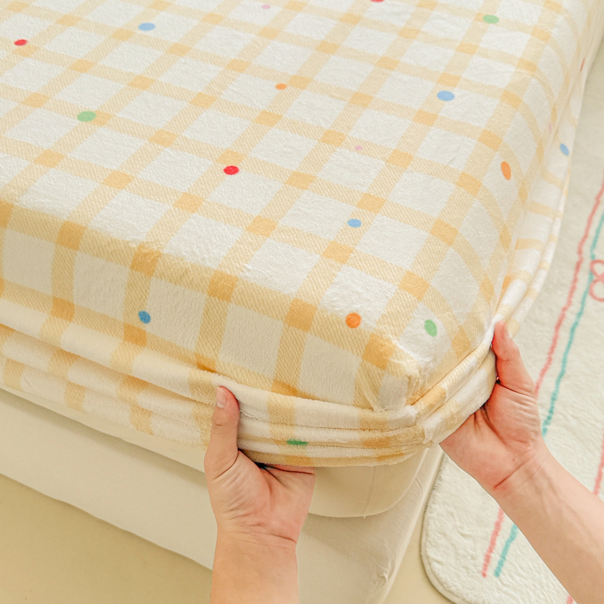 91家纺网 家纺一手货源 找家纺 丽美人 2025新款高克重印花牛奶绒无印风床笠款（A类母婴级面料） 波点黄格