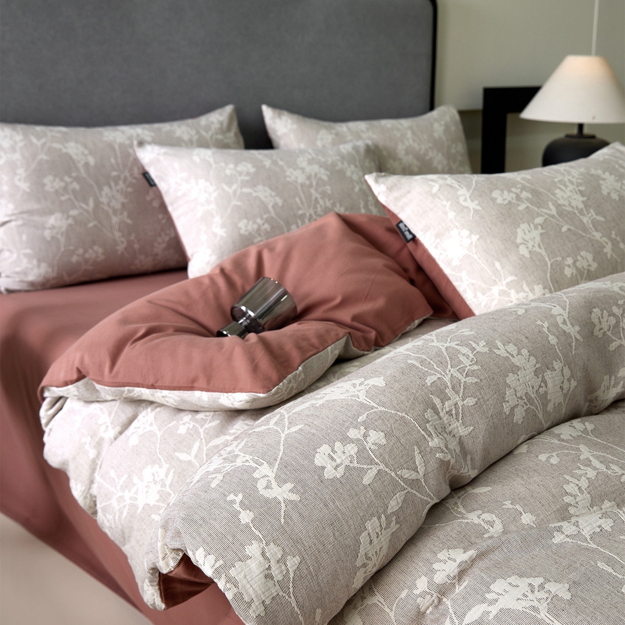 小叮当家纺仓储工厂店 2025新款提供买家秀爆款花型不断货全棉纯棉A类三层纱加厚磨毛大提花四件套 沐云里·咖