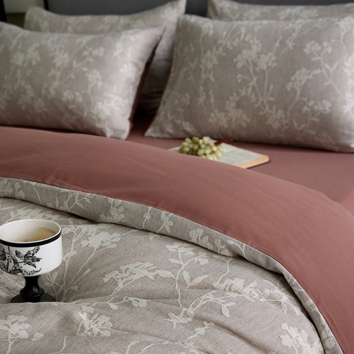 91家纺网 家纺一手货源 找家纺 小叮当家纺仓储工厂店 2025新款提供买家秀爆款花型不断货全棉纯棉A类三层纱加厚磨毛大提花四件套 沐云里·咖