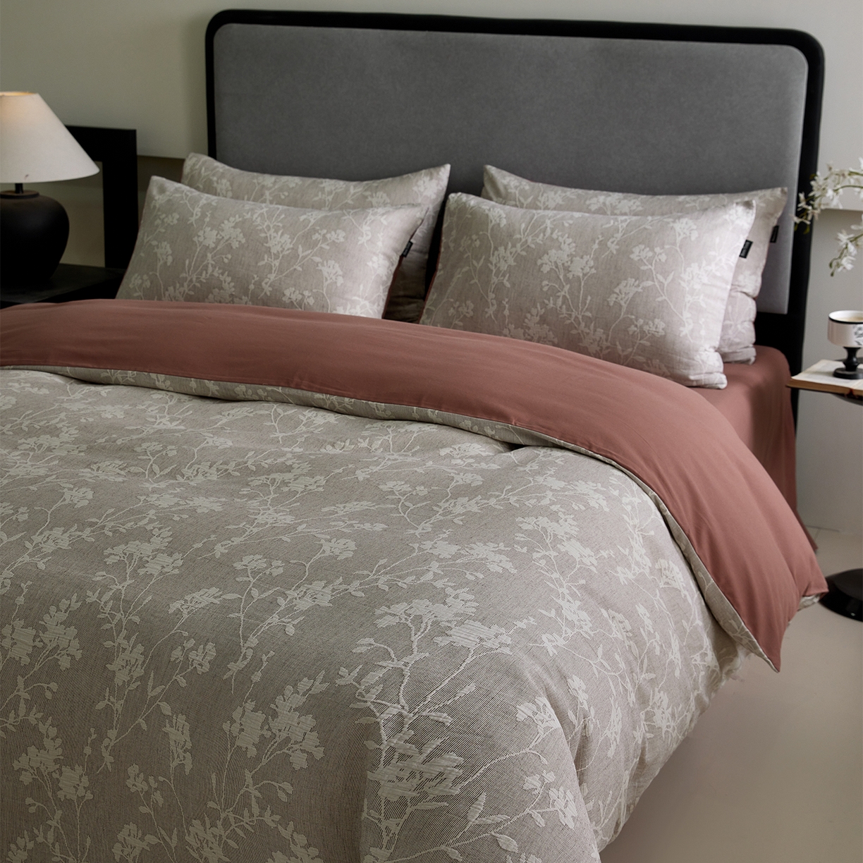 91家纺网 家纺一手货源 找家纺 小叮当家纺仓储工厂店 2025新款提供买家秀爆款花型不断货全棉纯棉A类三层纱加厚磨毛大提花四件套 沐云里·咖