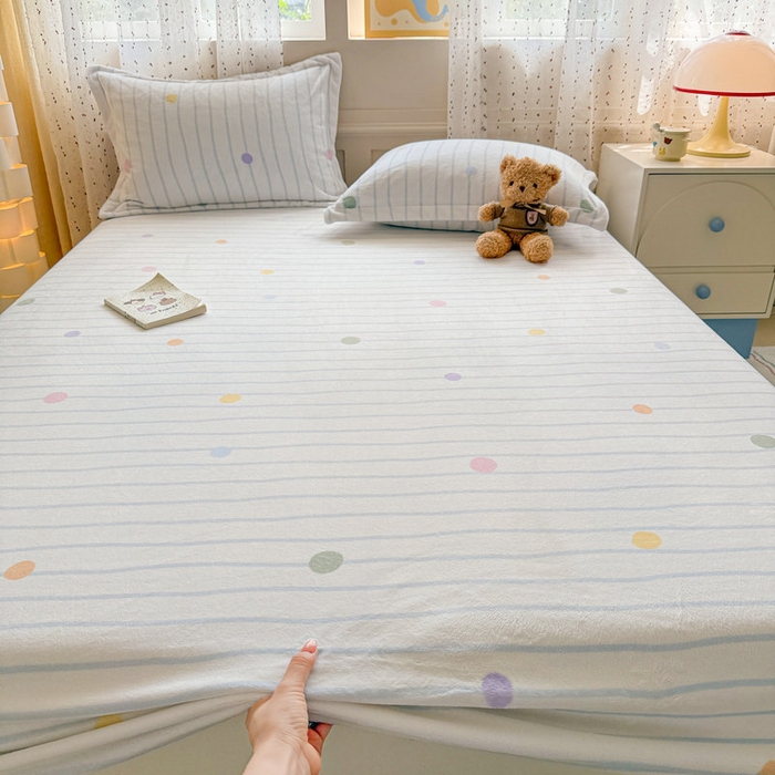 91家纺网 家纺一手货源 找家纺 丽美人 2025新款高克重印花牛奶绒无印风床笠款（A类母婴级面料） 波点蓝条