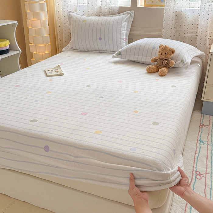 91家纺网 家纺一手货源 找家纺 丽美人 2025新款高克重印花牛奶绒无印风床笠款（A类母婴级面料） 波点蓝条