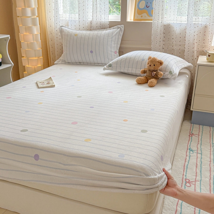 91家纺网 家纺一手货源 找家纺 丽美人 2025新款高克重印花牛奶绒无印风床笠款（A类母婴级面料） 波点蓝条