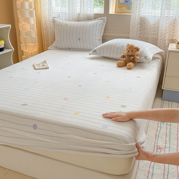 91家纺网 家纺一手货源 找家纺 丽美人 2025新款高克重印花牛奶绒无印风床笠款（A类母婴级面料） 波点蓝条