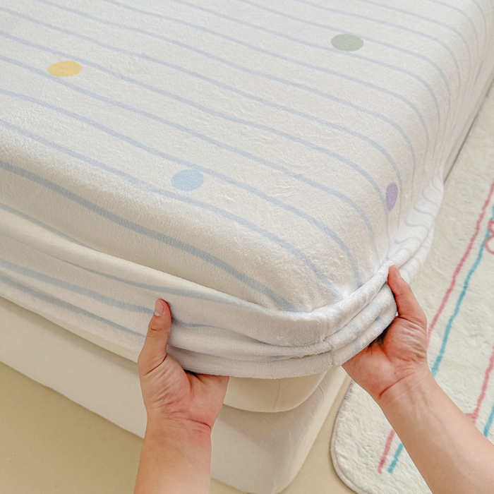 91家纺网 家纺一手货源 找家纺 丽美人 2025新款高克重印花牛奶绒无印风床笠款（A类母婴级面料） 波点蓝条