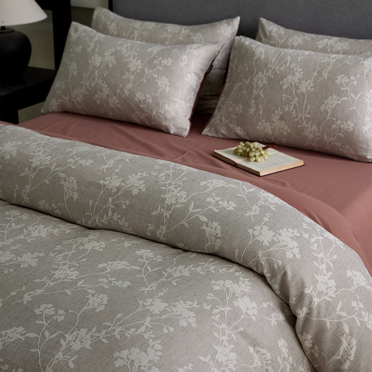 91家纺网 家纺一手货源 找家纺 小叮当家纺仓储工厂店 2025新款提供买家秀爆款花型不断货全棉纯棉A类三层纱加厚磨毛大提花四件套 沐云里·咖