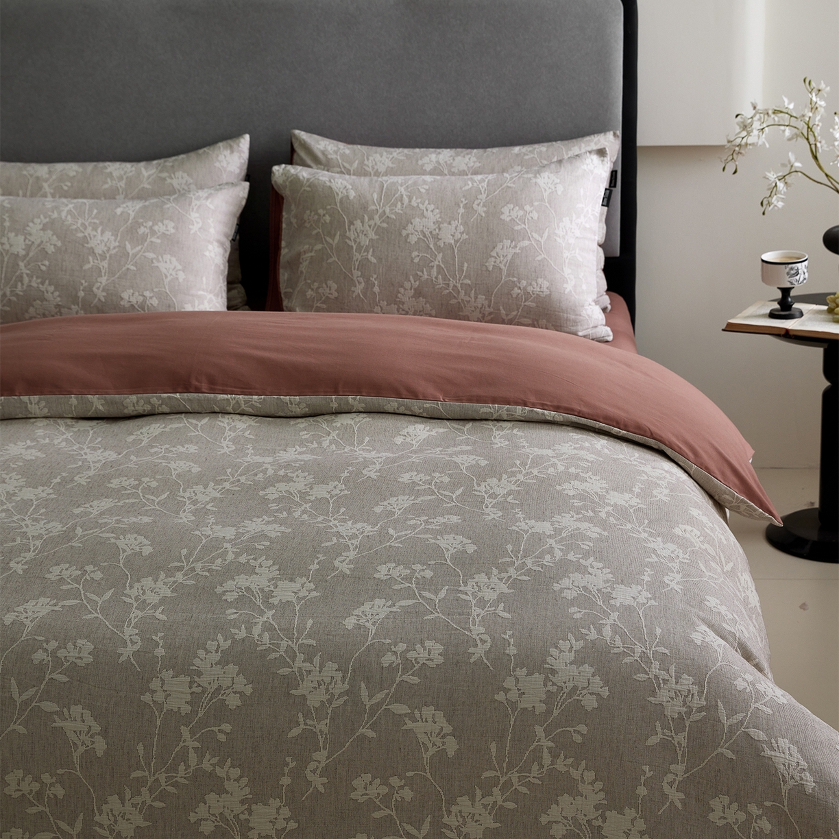 91家纺网 家纺一手货源 找家纺 小叮当家纺仓储工厂店 2025新款提供买家秀爆款花型不断货全棉纯棉A类三层纱加厚磨毛大提花四件套 沐云里·咖