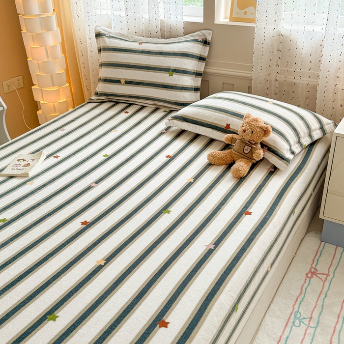 91家纺网 家纺一手货源 找家纺 丽美人 2025新款高克重印花牛奶绒无印风床笠款（A类母婴级面料） 彩星黑条