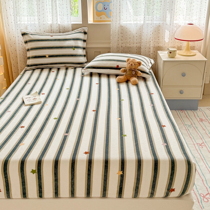 91家纺网 家纺一手货源 找家纺 丽美人 2025新款高克重印花牛奶绒无印风床笠款（A类母婴级面料） 彩星黑条