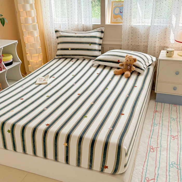 91家纺网 家纺一手货源 找家纺 丽美人 2025新款高克重印花牛奶绒无印风床笠款（A类母婴级面料） 彩星黑条