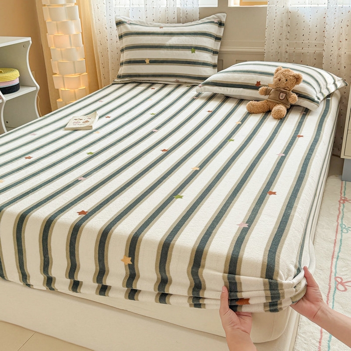 91家纺网 家纺一手货源 找家纺 丽美人 2025新款高克重印花牛奶绒无印风床笠款（A类母婴级面料） 彩星黑条