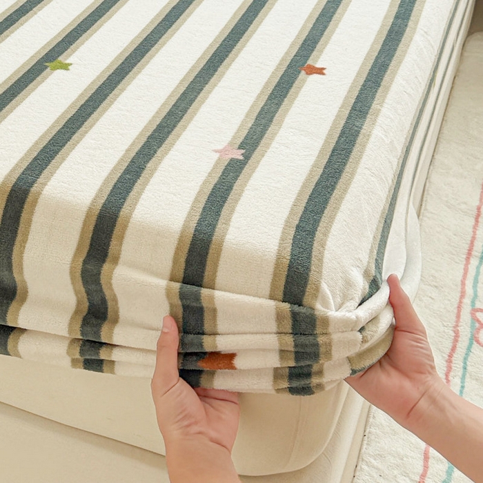 91家纺网 家纺一手货源 找家纺 丽美人 2025新款高克重印花牛奶绒无印风床笠款（A类母婴级面料） 彩星黑条