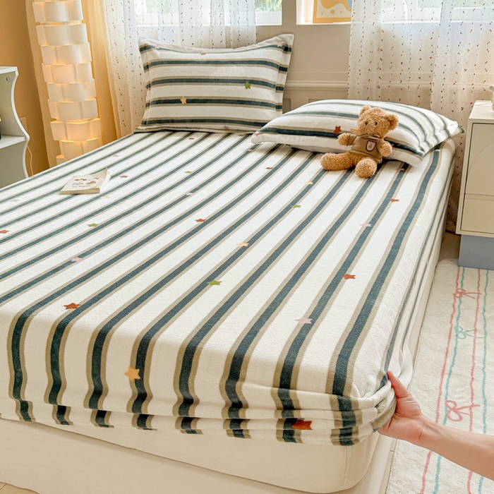 91家纺网 家纺一手货源 找家纺 丽美人 2025新款高克重印花牛奶绒无印风床笠款（A类母婴级面料） 彩星黑条