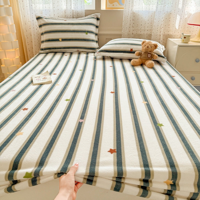 91家纺网 家纺一手货源 找家纺 丽美人 2025新款高克重印花牛奶绒无印风床笠款（A类母婴级面料） 彩星黑条