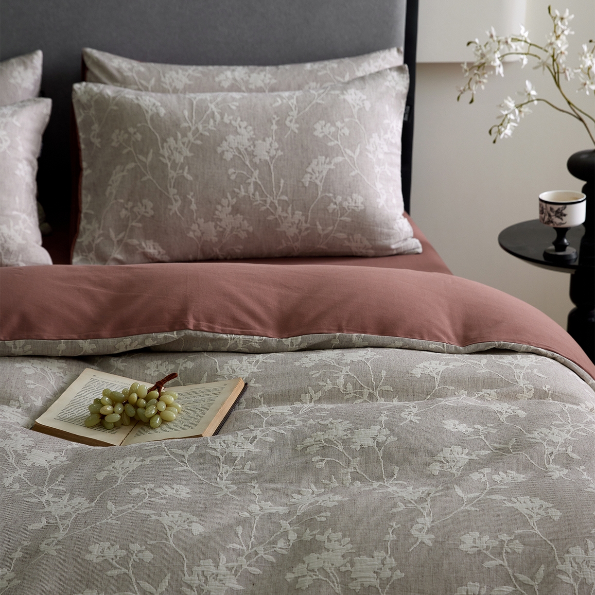 91家纺网 家纺一手货源 找家纺 小叮当家纺仓储工厂店 2025新款提供买家秀爆款花型不断货全棉纯棉A类三层纱加厚磨毛大提花四件套 沐云里·咖