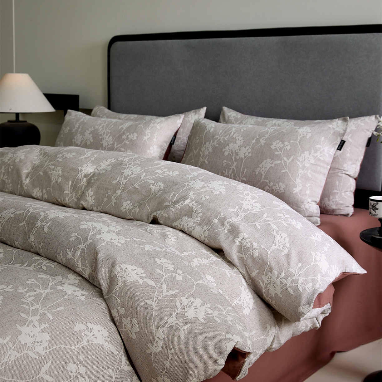 91家纺网 家纺一手货源 找家纺 小叮当家纺仓储工厂店 2025新款提供买家秀爆款花型不断货全棉纯棉A类三层纱加厚磨毛大提花四件套 沐云里·咖