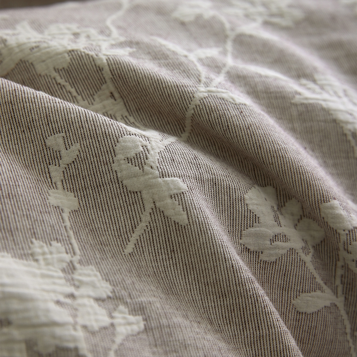 91家纺网 家纺一手货源 找家纺 小叮当家纺仓储工厂店 2025新款提供买家秀爆款花型不断货全棉纯棉A类三层纱加厚磨毛大提花四件套 沐云里·咖