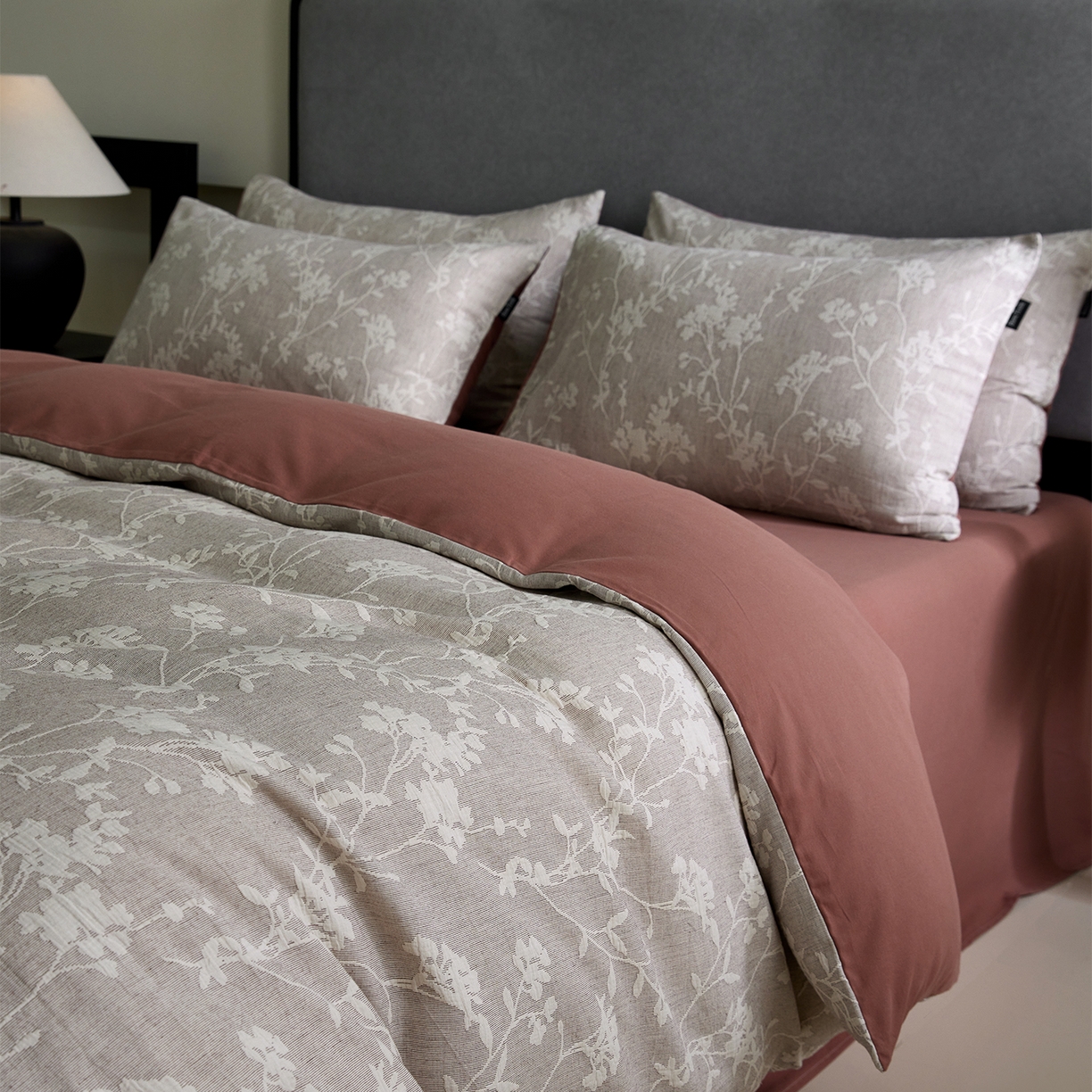 91家纺网 家纺一手货源 找家纺 小叮当家纺仓储工厂店 2025新款提供买家秀爆款花型不断货全棉纯棉A类三层纱加厚磨毛大提花四件套 沐云里·咖