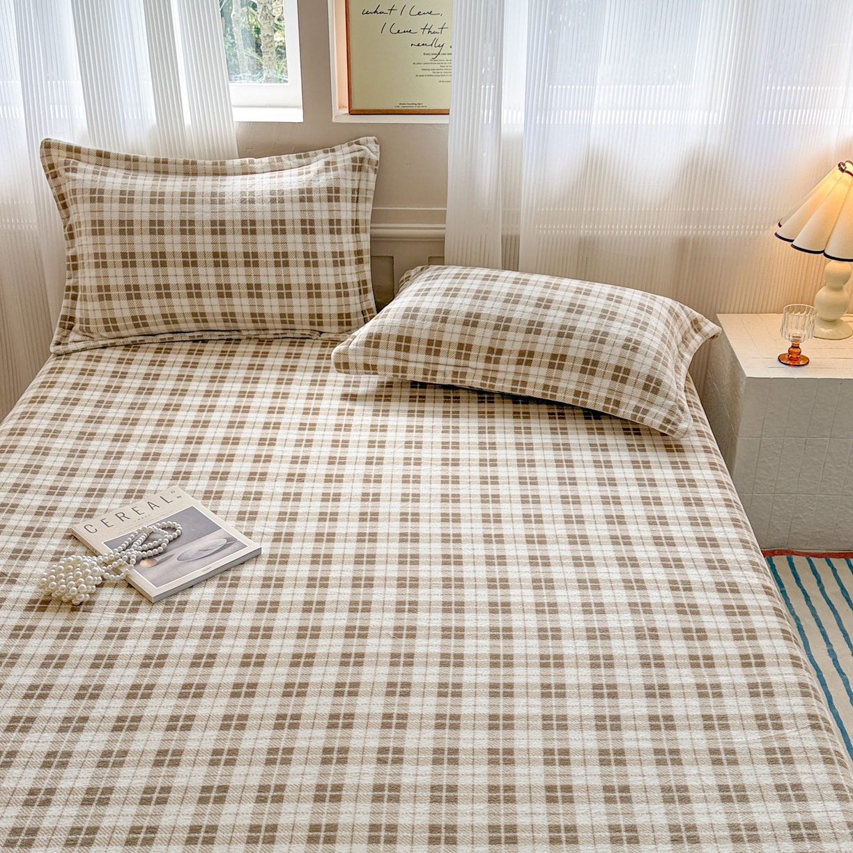 91家纺网 家纺一手货源 找家纺 丽美人 2025新款高克重印花牛奶绒无印风床笠款（A类母婴级面料） 简约咖格