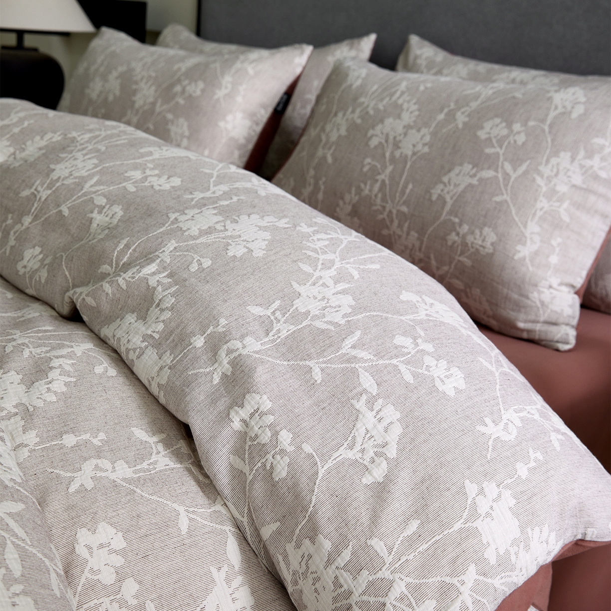 91家纺网 家纺一手货源 找家纺 小叮当家纺仓储工厂店 2025新款提供买家秀爆款花型不断货全棉纯棉A类三层纱加厚磨毛大提花四件套 沐云里·咖