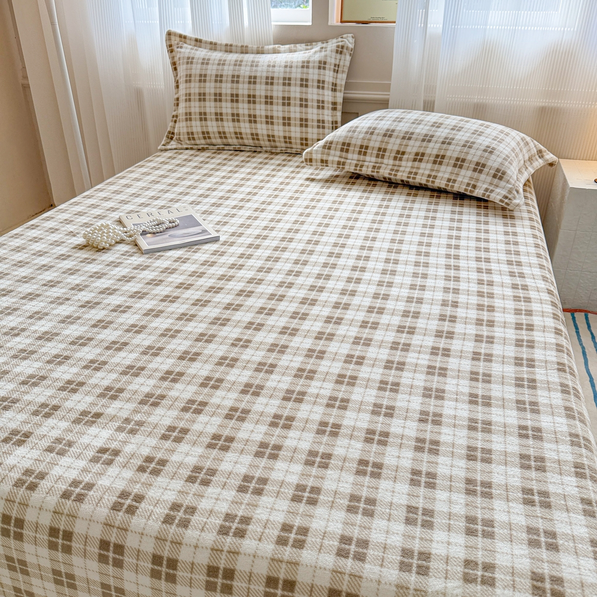 91家纺网 家纺一手货源 找家纺 丽美人 2025新款高克重印花牛奶绒无印风床笠款（A类母婴级面料） 简约咖格