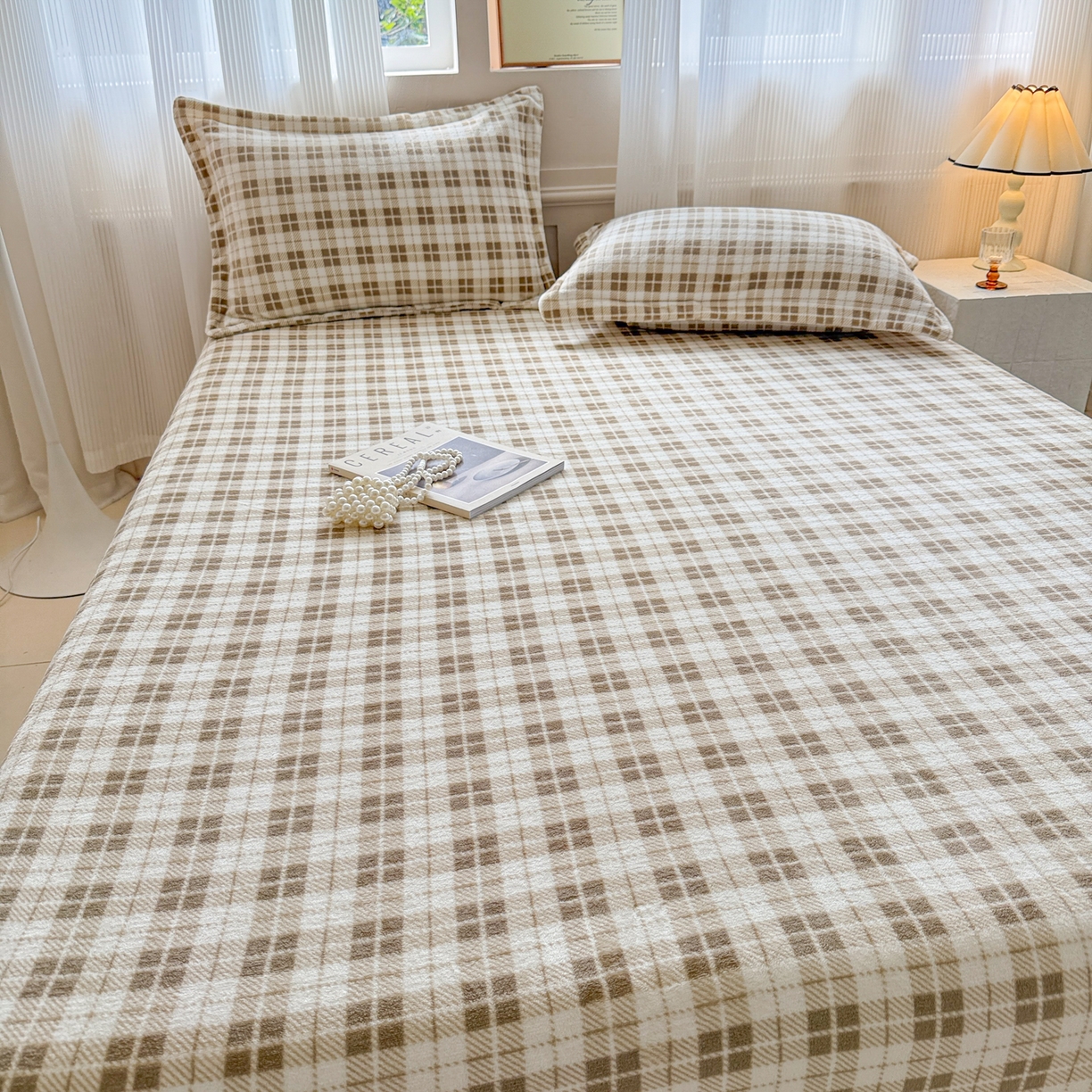 91家纺网 家纺一手货源 找家纺 丽美人 2025新款高克重印花牛奶绒无印风床笠款（A类母婴级面料） 简约咖格