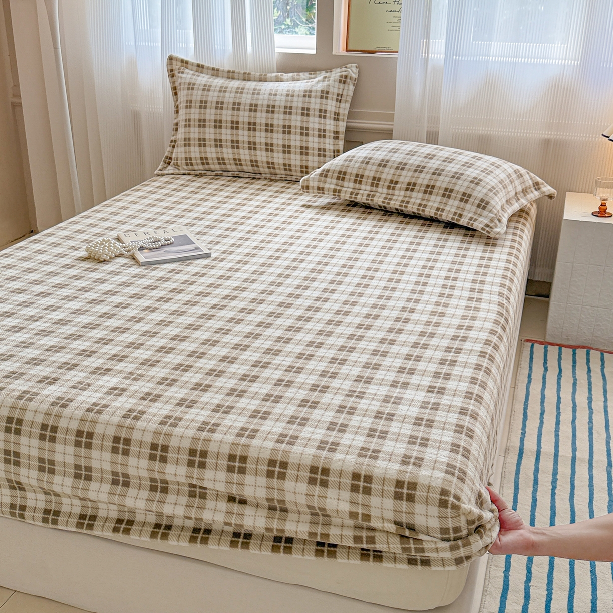 91家纺网 家纺一手货源 找家纺 丽美人 2025新款高克重印花牛奶绒无印风床笠款（A类母婴级面料） 简约咖格