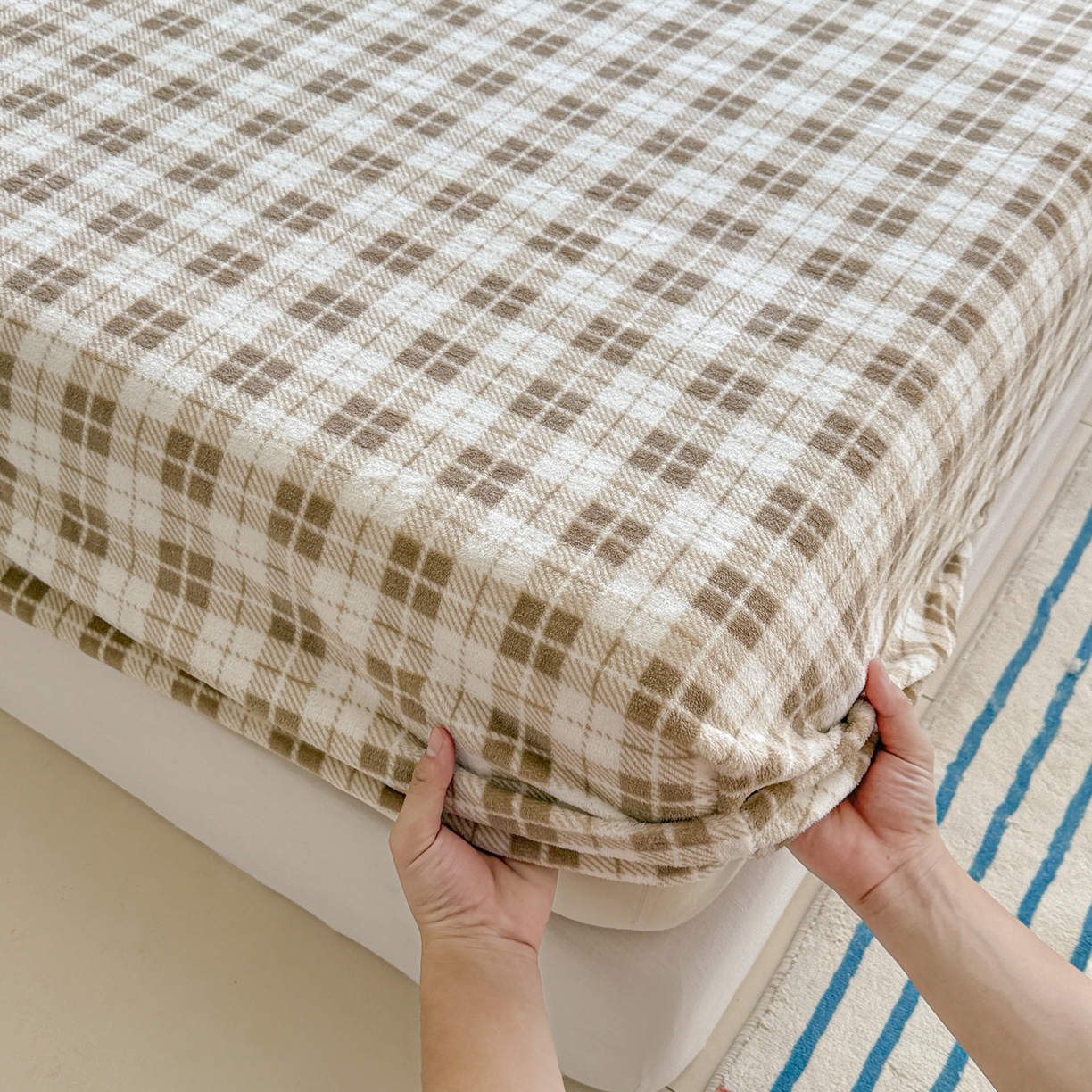 91家纺网 家纺一手货源 找家纺 丽美人 2025新款高克重印花牛奶绒无印风床笠款（A类母婴级面料） 简约咖格