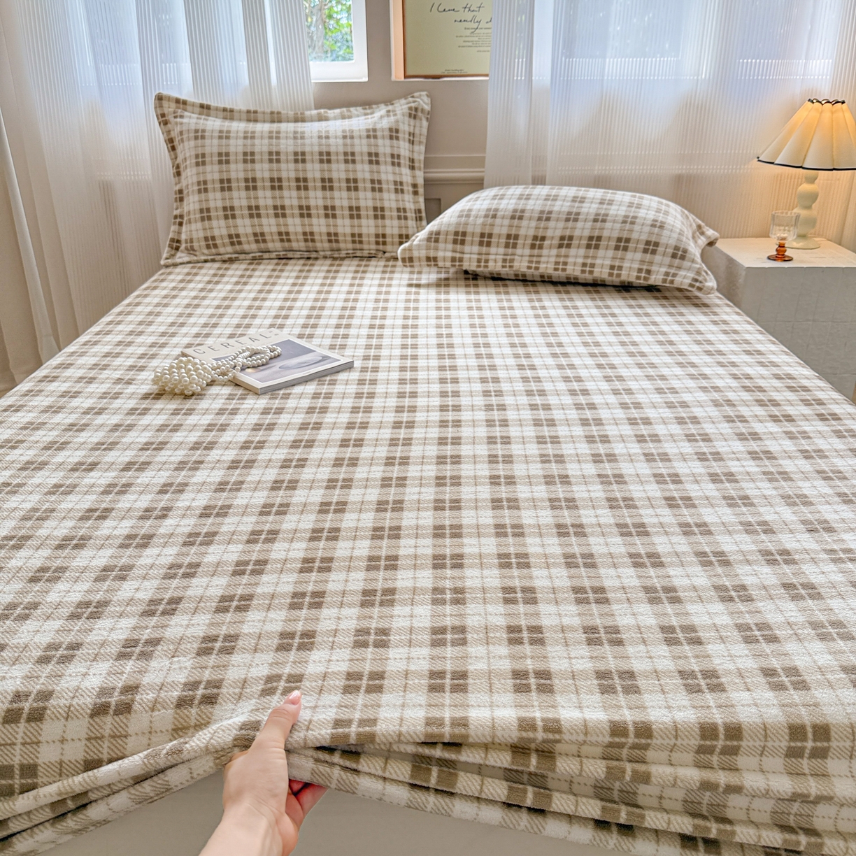 91家纺网 家纺一手货源 找家纺 丽美人 2025新款高克重印花牛奶绒无印风床笠款（A类母婴级面料） 简约咖格