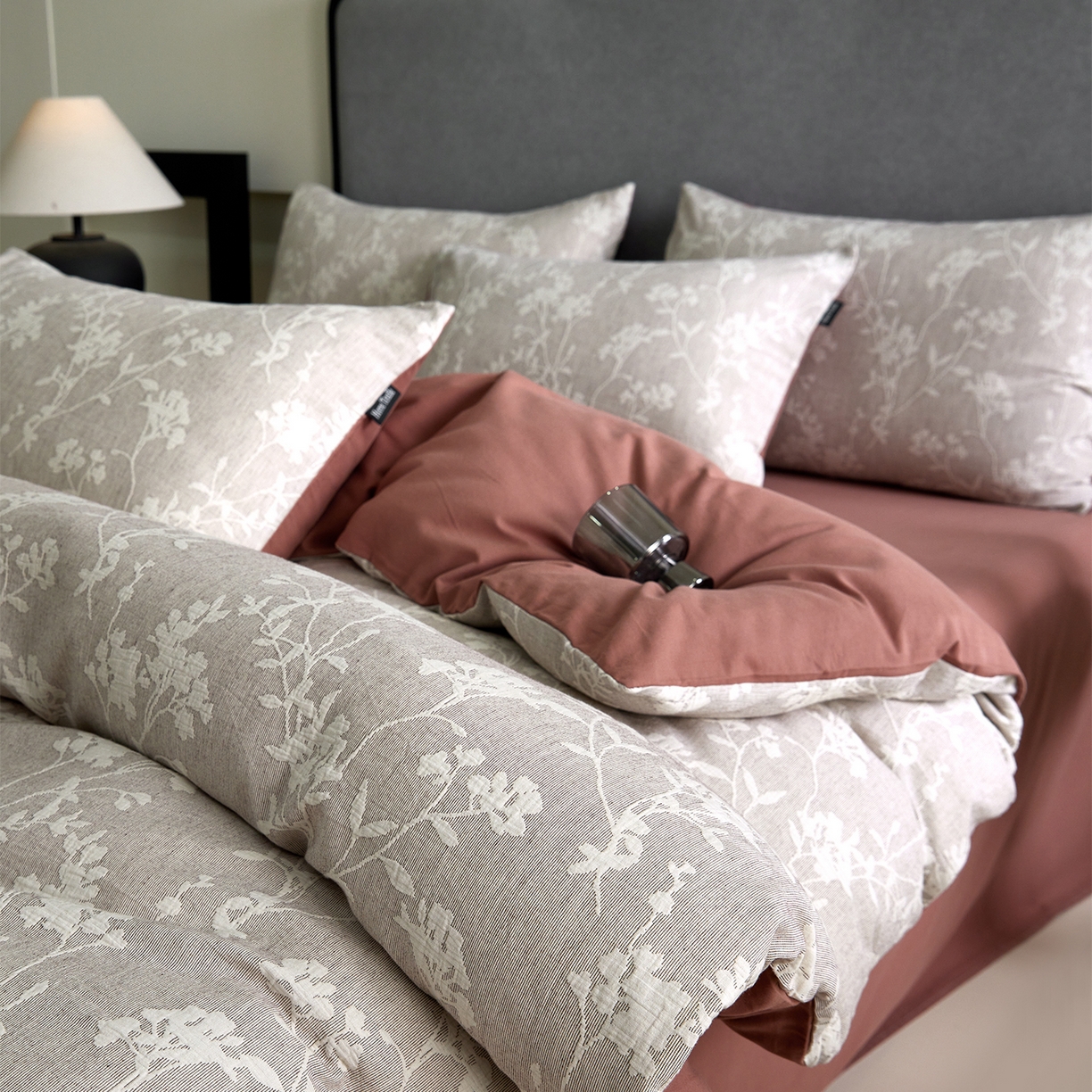 91家纺网 家纺一手货源 找家纺 小叮当家纺仓储工厂店 2025新款提供买家秀爆款花型不断货全棉纯棉A类三层纱加厚磨毛大提花四件套 沐云里·咖