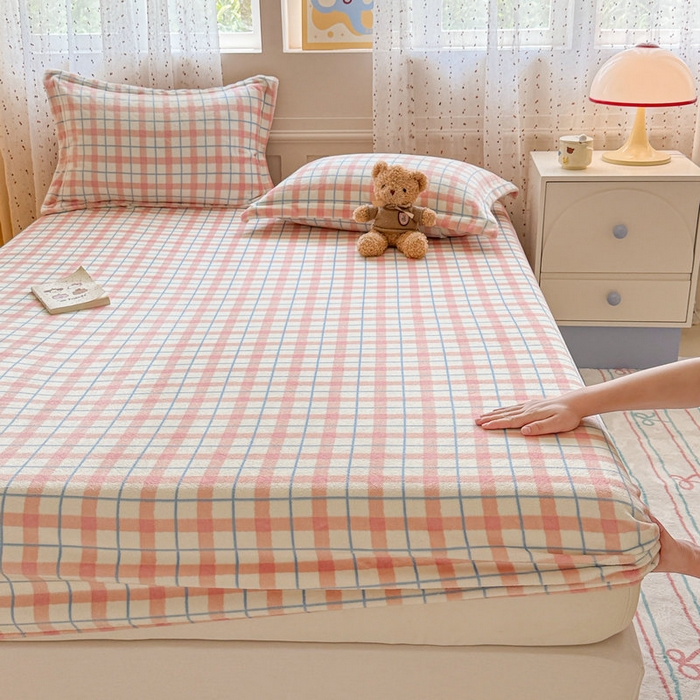 91家纺网 家纺一手货源 找家纺 丽美人 2025新款高克重印花牛奶绒无印风床笠款（A类母婴级面料） 蓝粉大格