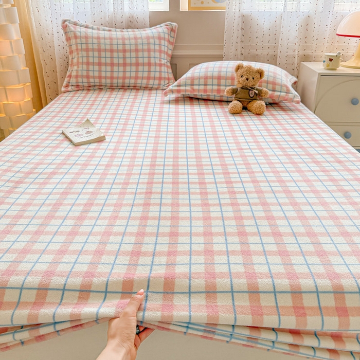 91家纺网 家纺一手货源 找家纺 丽美人 2025新款高克重印花牛奶绒无印风床笠款（A类母婴级面料） 蓝粉大格