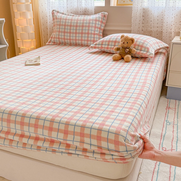 91家纺网 家纺一手货源 找家纺 丽美人 2025新款高克重印花牛奶绒无印风床笠款（A类母婴级面料） 蓝粉大格