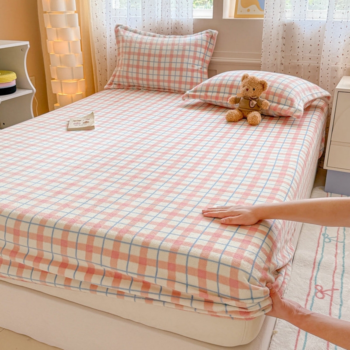 91家纺网 家纺一手货源 找家纺 丽美人 2025新款高克重印花牛奶绒无印风床笠款（A类母婴级面料） 蓝粉大格