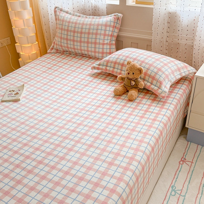 91家纺网 家纺一手货源 找家纺 丽美人 2025新款高克重印花牛奶绒无印风床笠款（A类母婴级面料） 蓝粉大格