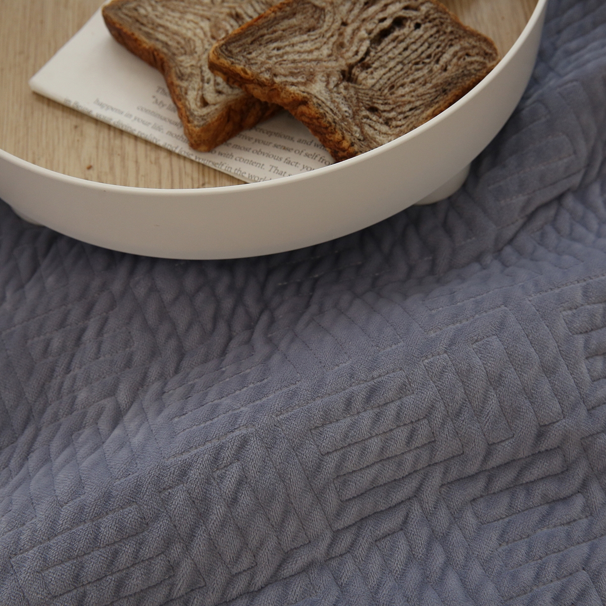 91家纺网 家纺一手货源 找家纺 期遇家居 2025新款夹棉绗缝绒枕套秋冬纯色宝宝绒枕套 灰