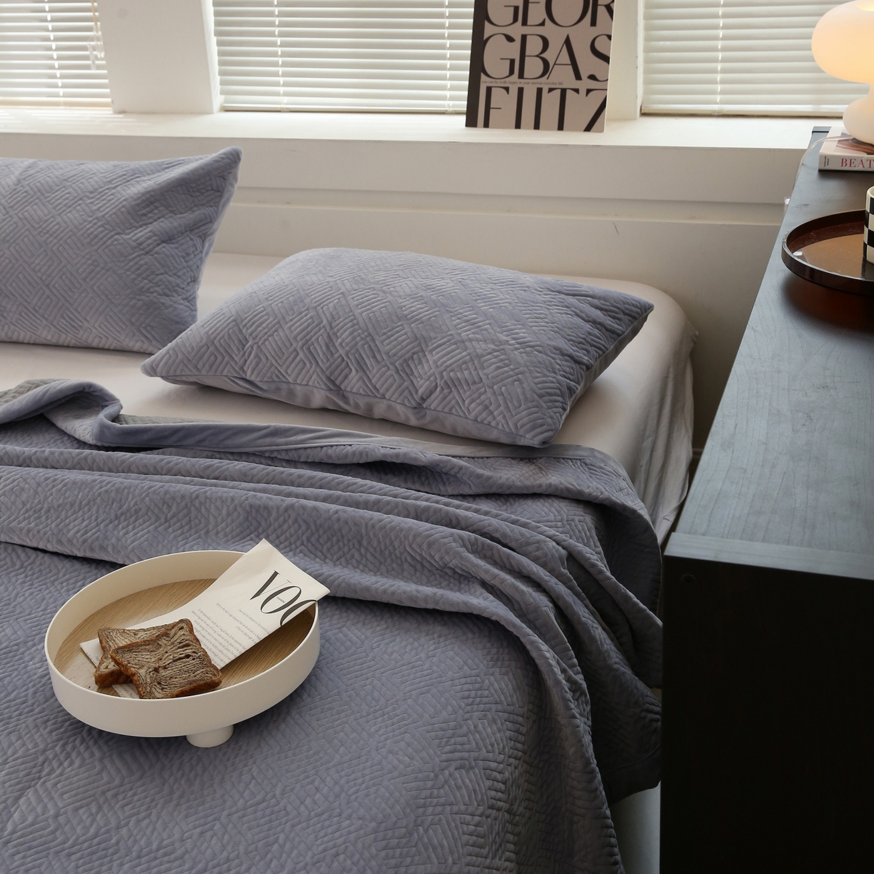 91家纺网 家纺一手货源 找家纺 期遇家居 2025新款夹棉绗缝绒枕套秋冬纯色宝宝绒枕套 灰