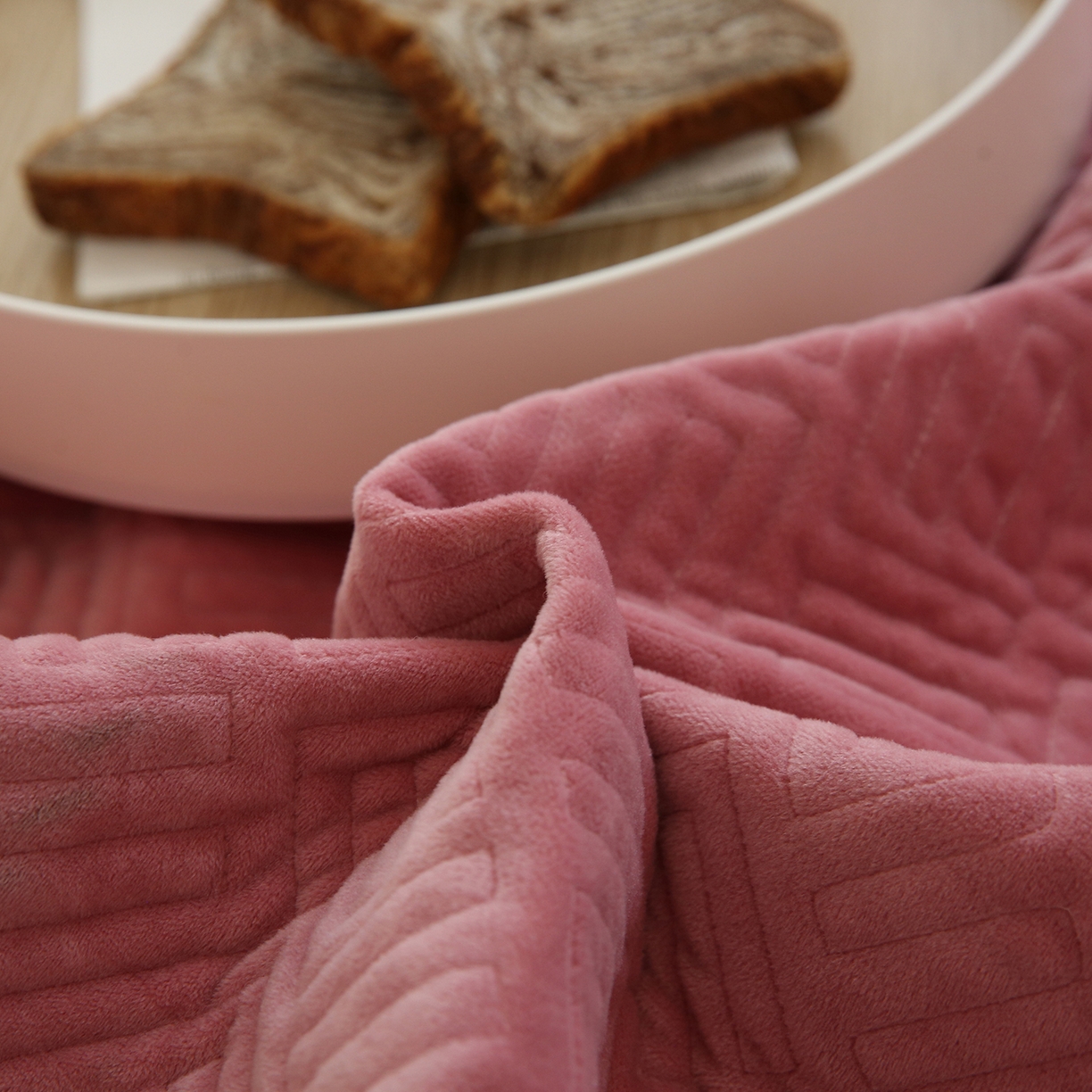 91家纺网 家纺一手货源 找家纺 期遇家居 2025新款夹棉绗缝绒枕套秋冬纯色宝宝绒枕套 豆沙