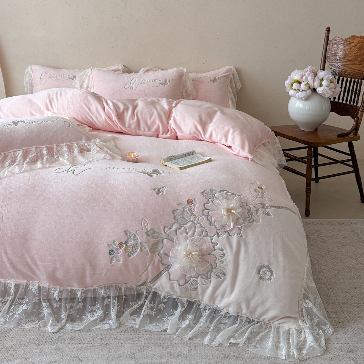 91家纺网 家纺一手货源 找家纺 可以家居 2025新款高克重全消光超细旦奶芙云绒四件套-玛利亚系列-莱卡芙 贵族粉