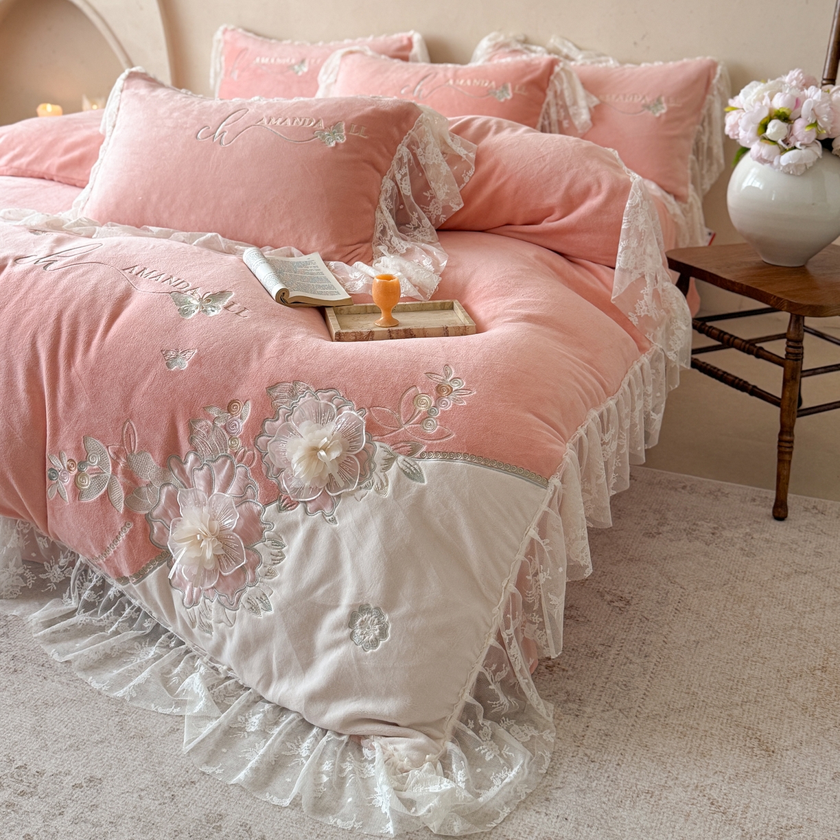 91家纺网 家纺一手货源 找家纺 可以家居 2025新款高克重全消光超细旦奶芙云绒四件套-玛利亚系列-莱卡芙 粉豆沙