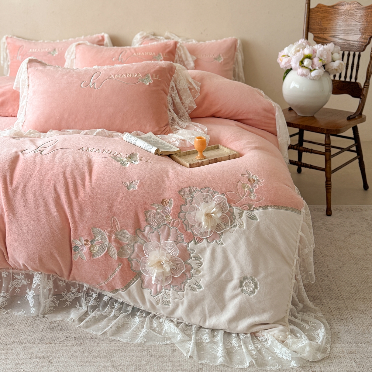 91家纺网 家纺一手货源 找家纺 可以家居 2025新款高克重全消光超细旦奶芙云绒四件套-玛利亚系列-莱卡芙 粉豆沙