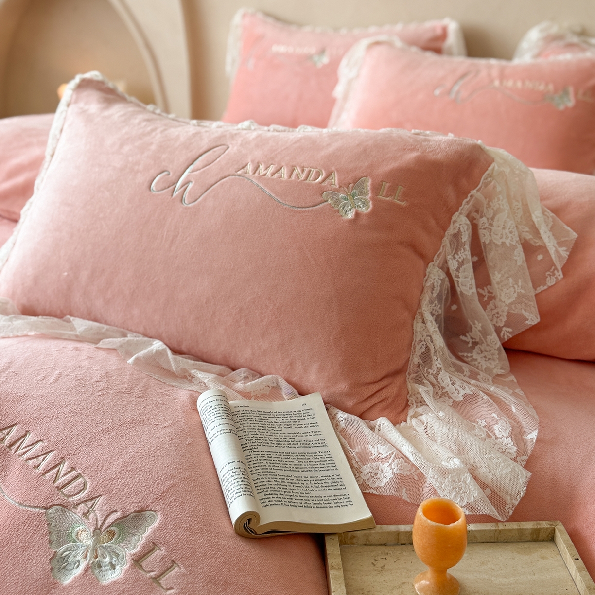 91家纺网 家纺一手货源 找家纺 可以家居 2025新款高克重全消光超细旦奶芙云绒四件套-玛利亚系列-莱卡芙 粉豆沙