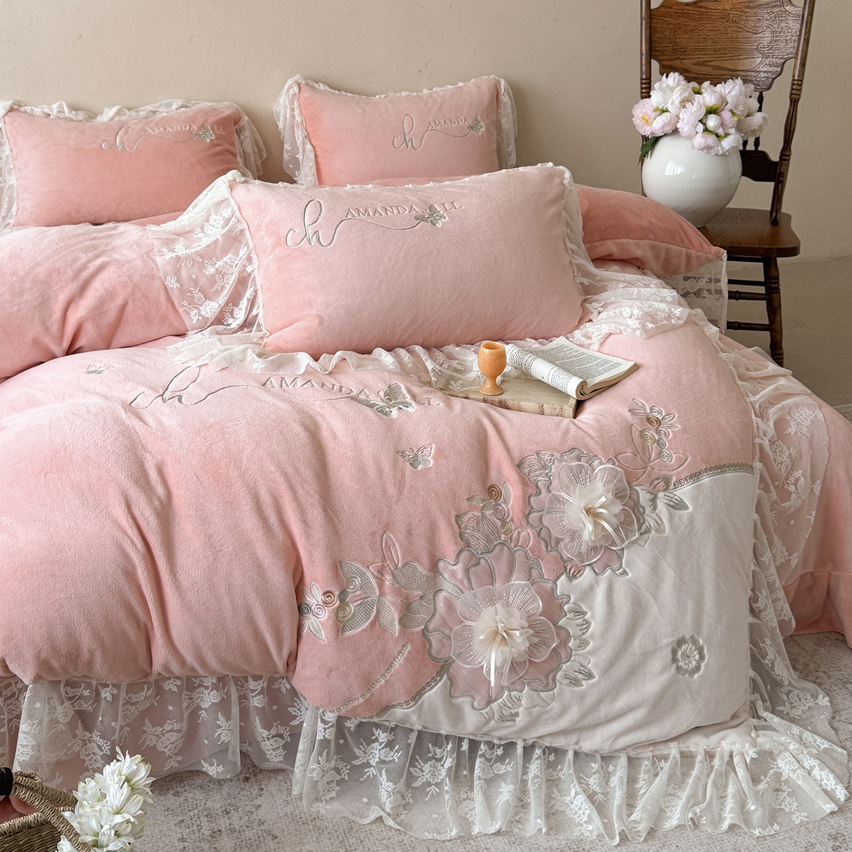 91家纺网 家纺一手货源 找家纺 可以家居 2025新款高克重全消光超细旦奶芙云绒四件套-玛利亚系列-莱卡芙 粉豆沙