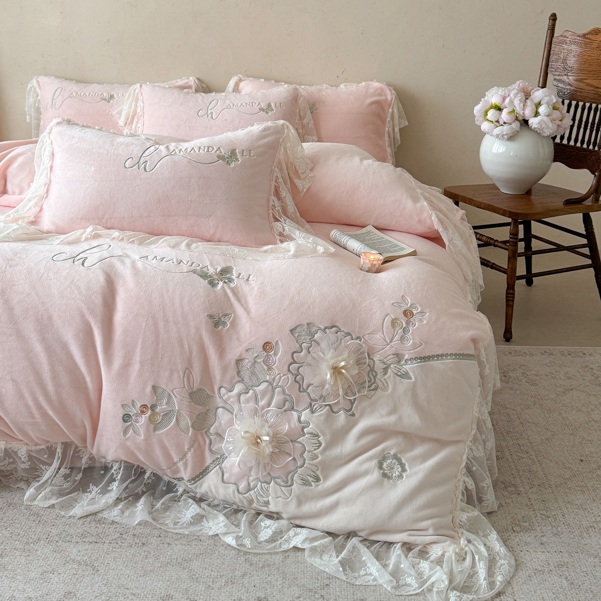 91家纺网 家纺一手货源 找家纺 可以家居 2025新款高克重全消光超细旦奶芙云绒四件套-玛利亚系列-莱卡芙 贵族粉