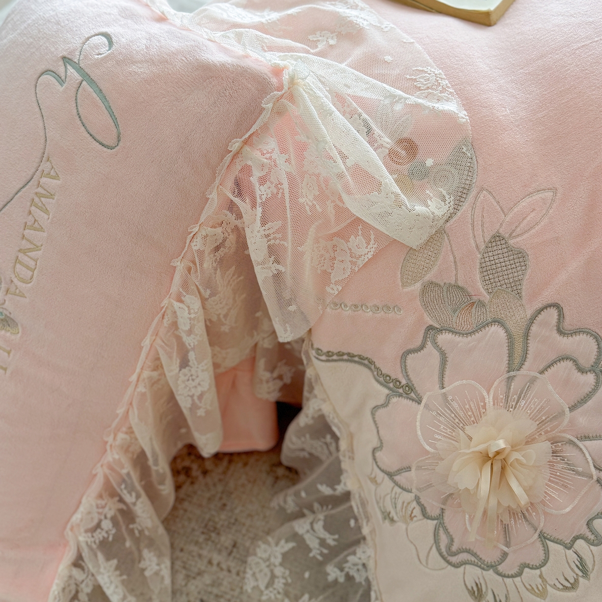 91家纺网 家纺一手货源 找家纺 可以家居 2025新款高克重全消光超细旦奶芙云绒四件套-玛利亚系列-莱卡芙 贵族粉