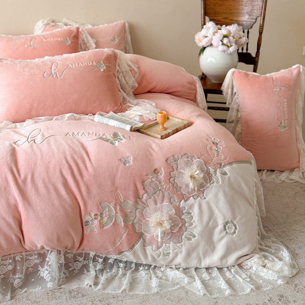 91家纺网 家纺一手货源 找家纺 可以家居 2025新款高克重全消光超细旦奶芙云绒四件套-玛利亚系列-莱卡芙 粉豆沙