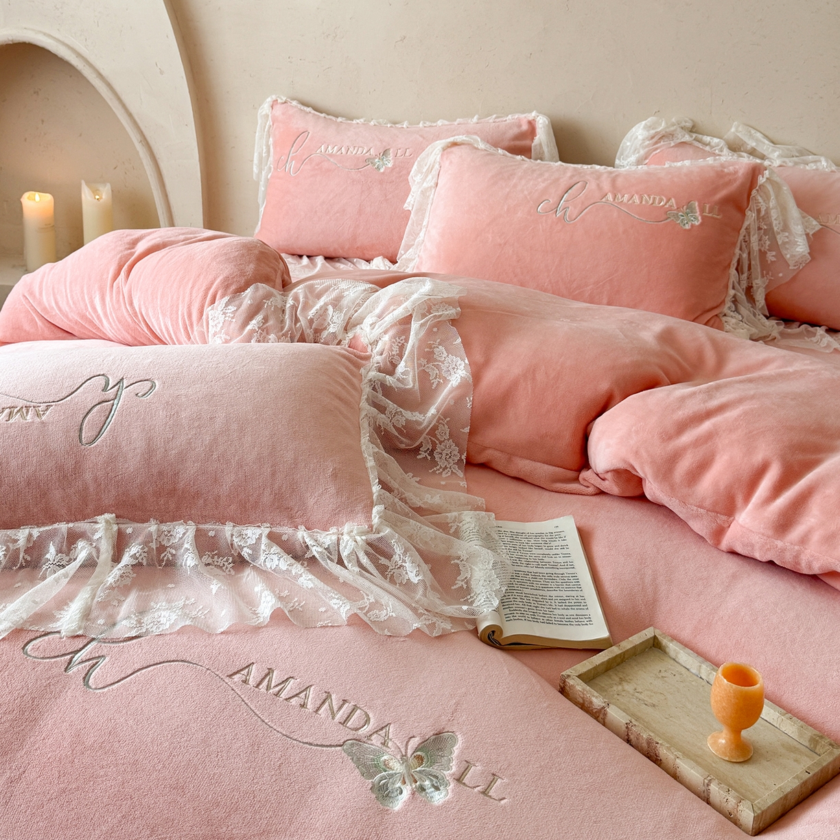 91家纺网 家纺一手货源 找家纺 可以家居 2025新款高克重全消光超细旦奶芙云绒四件套-玛利亚系列-莱卡芙 粉豆沙