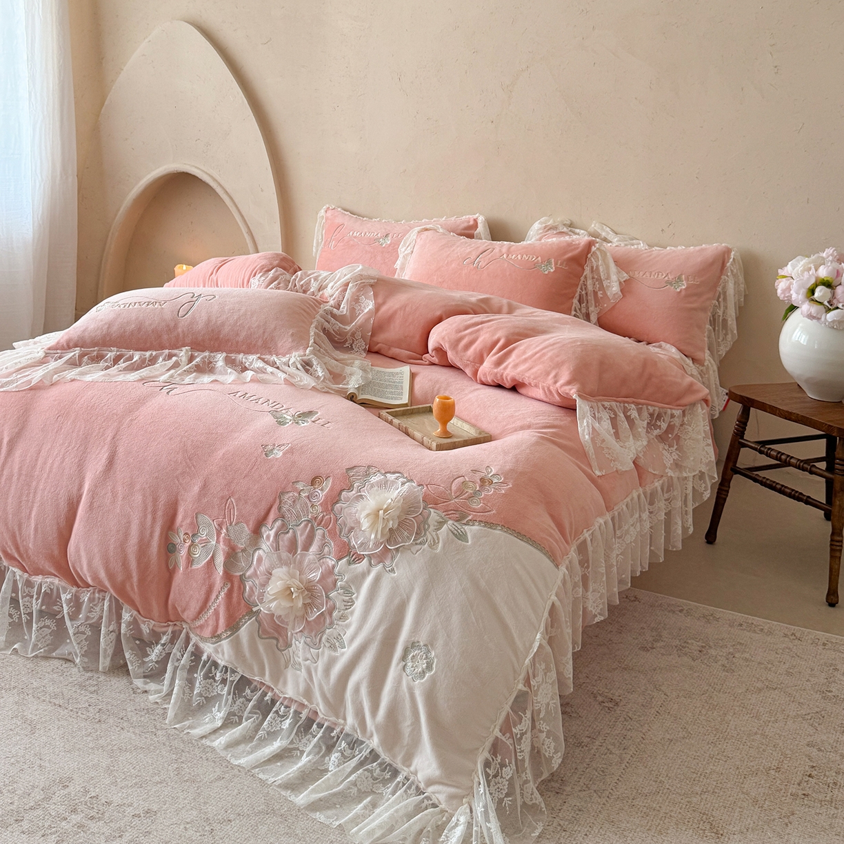 91家纺网 家纺一手货源 找家纺 可以家居 2025新款高克重全消光超细旦奶芙云绒四件套-玛利亚系列-莱卡芙 粉豆沙