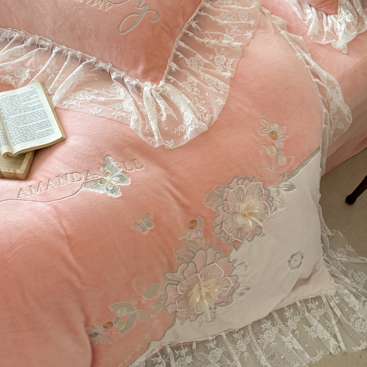 91家纺网 家纺一手货源 找家纺 可以家居 2025新款高克重全消光超细旦奶芙云绒四件套-玛利亚系列-莱卡芙 粉豆沙